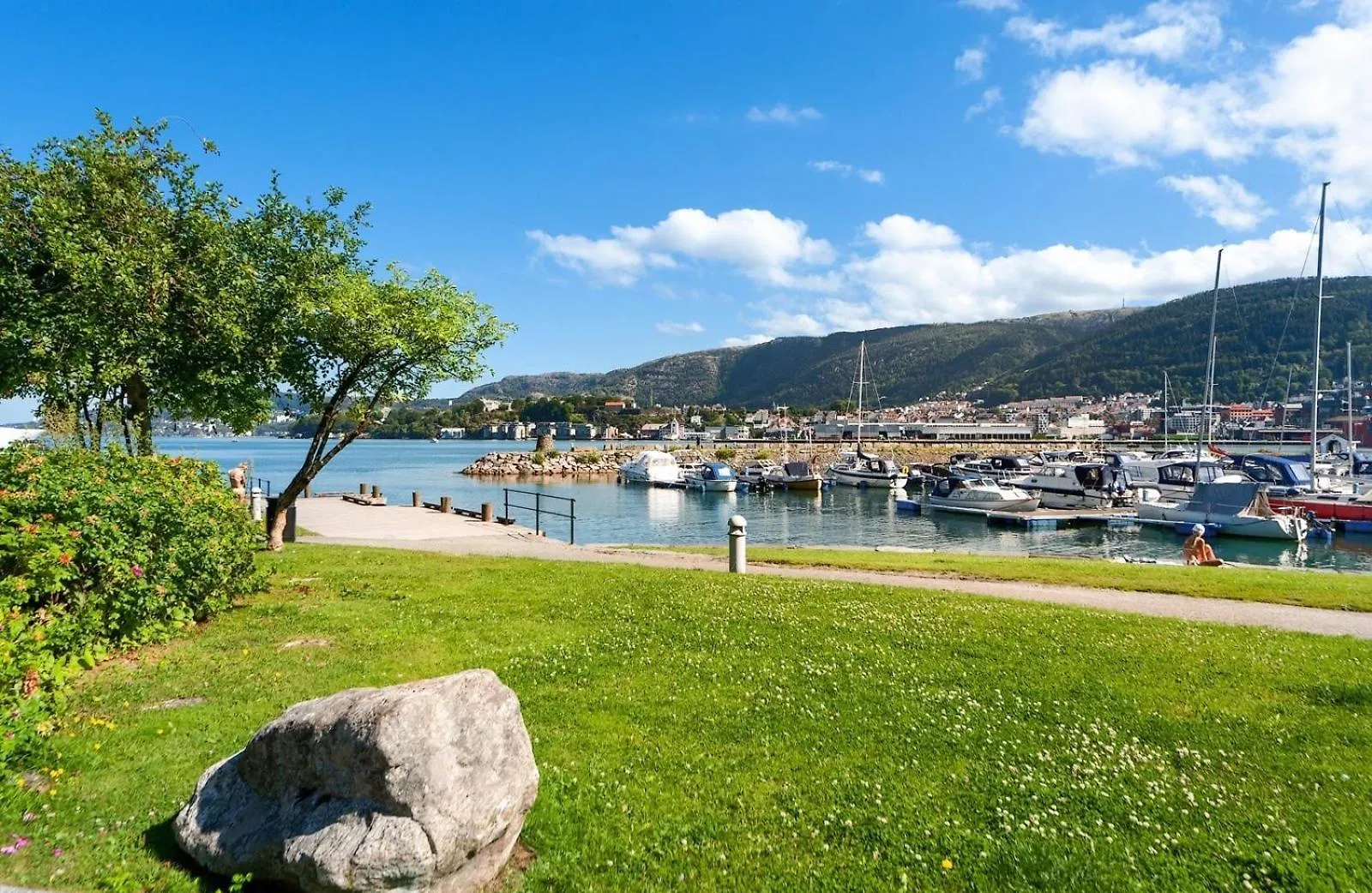 Walking Distance To City Center With Private Parking Bergen Apartament